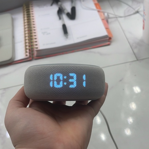 excellent condition amazon alexa with smart plug - Picture 3 of 4